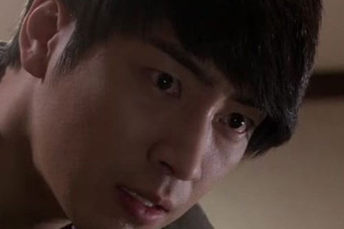 Tối nào vợ cũng uống 3 viên thuốc bổ, đến khi chồng cầm vỉ thuốc thì tá hỏa phát hiện bí mật kinh hoàng