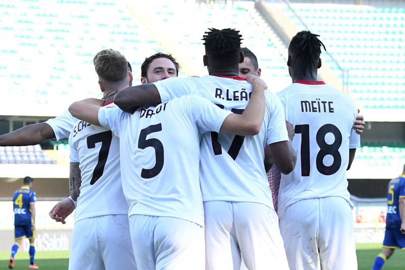 Thắng Verona 2-0, Milan thu hẹp cách biệt xuống còn 3 điểm với Inter