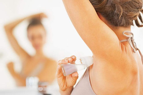 Bí quyết sử dụng lăn khử mùi để không gây vàng áo