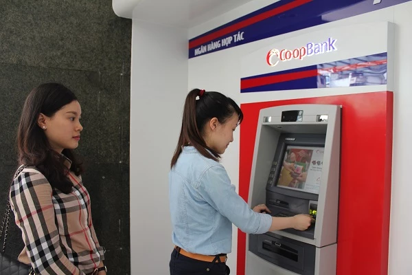 Khách hàng giao dịch tại ATM Chi nhánh Sở giao dịch Ngân hàng Hợp tác xã Việt Nam (Ảnh minh họa)