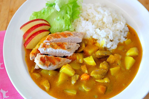 Nấu cơm cà ri gà béo ngậy thơm ngon cả nhà đều khen