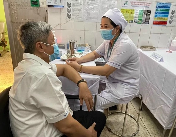 Thứ trưởng Bộ Y tế Nguyễn Trường Sơn giám sát Bệnh viện Bệnh nhiệt đới TPHCM. 