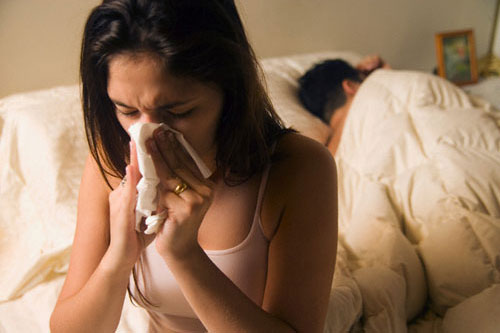 Ánh đèn vừa tắt, tôi choáng váng trước cách tân hôn của người chồng tri thức, giả tạo