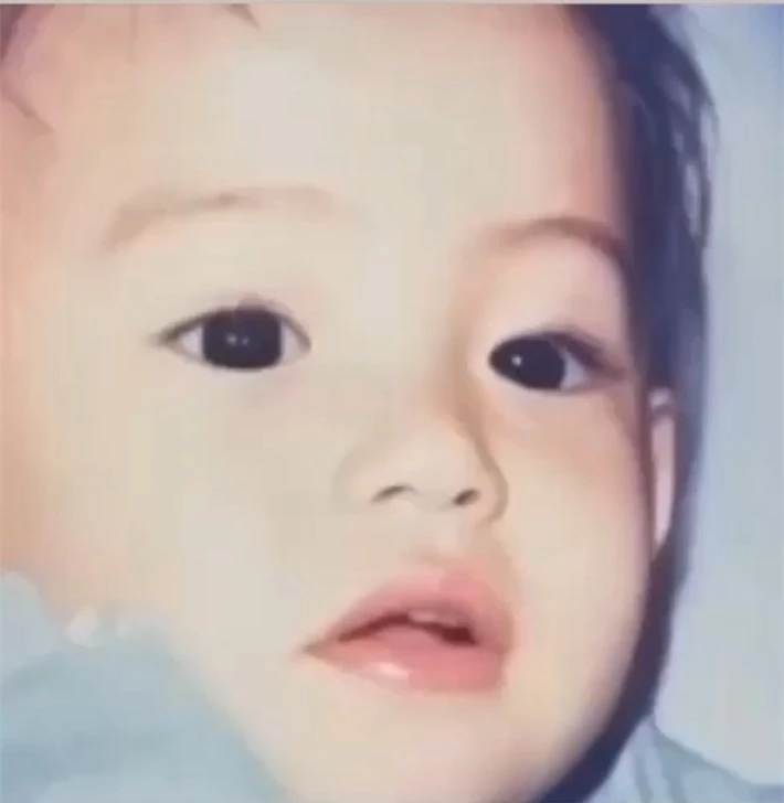 Trương Bá Chi lần đầu tiết lộ gương mặt chính diện của cậu con trai thứ 3, đường nét lại giống hệt người này? - Ảnh 4. Trương Bá Chi lần đầu tiết lộ gương mặt chính diện của cậu con trai thứ 3, đường nét lại giống hệt người này? - Ảnh 4.