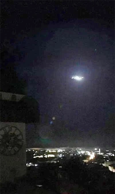 UFO voi tia lua mau xanhxuat hieno Nhat Ban