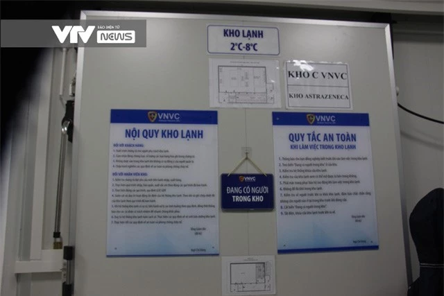 Vaccine COVID-19 rời kho tổng tới Bệnh viện Bệnh Nhiệt đới TP Hồ Chí Minh - Ảnh 5.