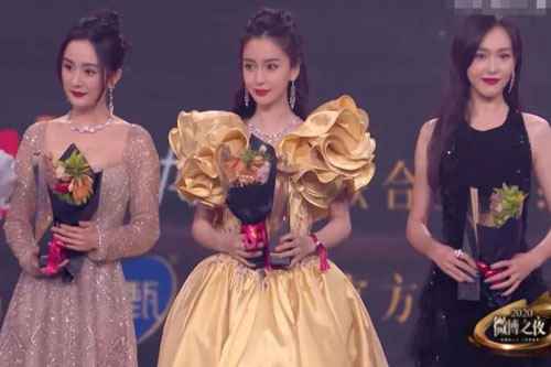 Sau nhiều năm 'từ mặt', cặp bạn thân Dương Mịch - Đường Yên vẫn phớt lờ nhau dù phải đứng chung sân khấu sự kiện