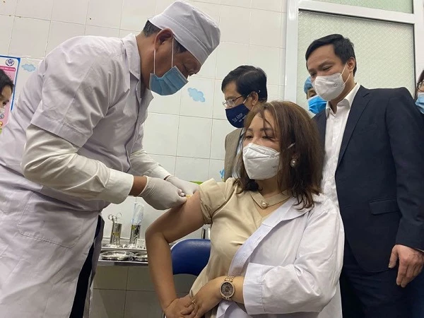 Thứ trưởng Đỗ Xuân Tuyên trực tiếp tiêm vaccine cho cán bộ y tế.
