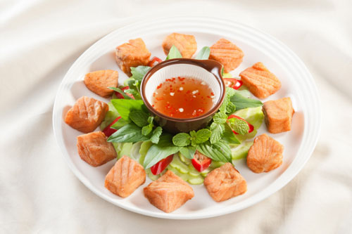 Cách làm món cá hồi chiên nước mắm dừa