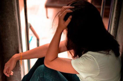 Nhờ mẹ chồng trông con, tôi tá hỏa khi một lần về nhà đột ngột và nhìn thấy tình cảnh của 2 bà cháu