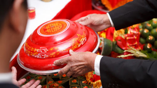 Ly hôn sau 10 năm chung sống, chồng kiên quyết đòi lại vàng cưới