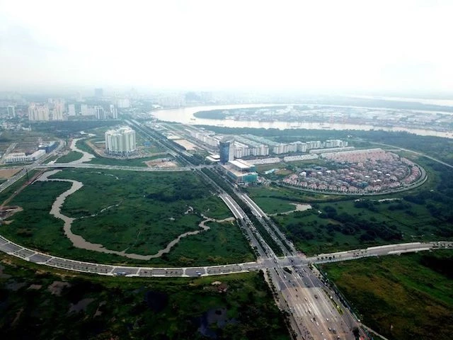 Phần lớn diện tích Khu đô thị mới Thủ Thiêm hiện nay vẫn còn hoang hoá, sình lầy, hạ tầng giao thông kỹ thuật chưa được đầu tư đồng bộ.