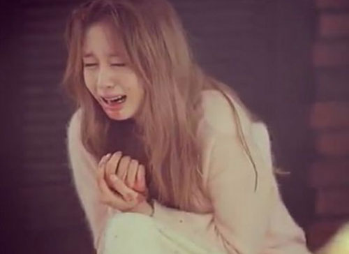 Người phụ nữ xuất hiện trước cổng khiến vợ trẻ run rẩy