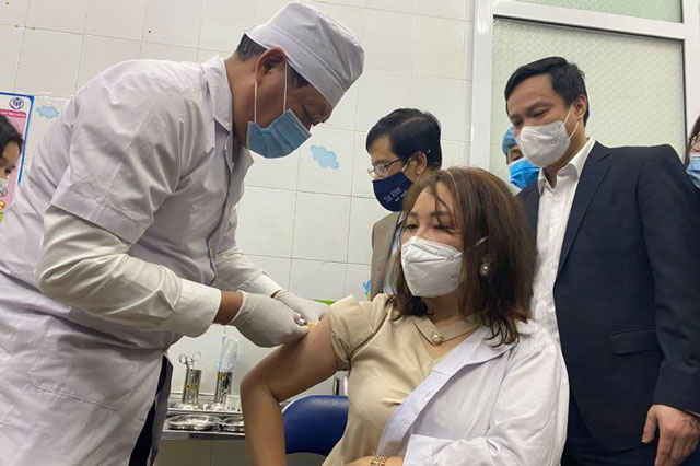 Những hình ảnh đầu tiên về tiêm vaccine COVID-19 tại Việt Nam