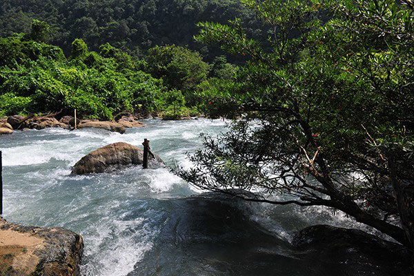 Khám phá vẻ đẹp hoang sơ của suối Nước Moọc