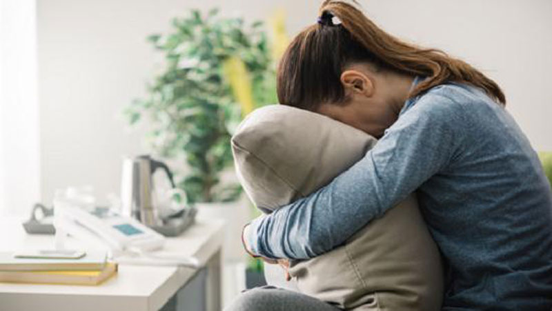 Mê tình trẻ kém gàn chục tuổi, cô vợ sốc nhận cứ lừa trời giáng