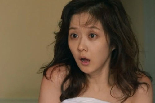 Đên tân hôn tôi tá hỏa ngỡ ngàng thấy chồng vội vàng đổ thứ nước đó ra giường