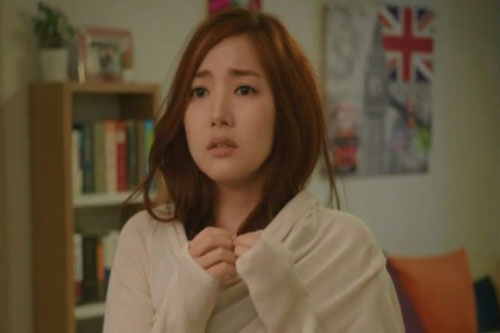 Từ phòng tắm đi ra, tôi suýt ngất tại chỗ khi thấy người yêu đang lén lút làm điều này