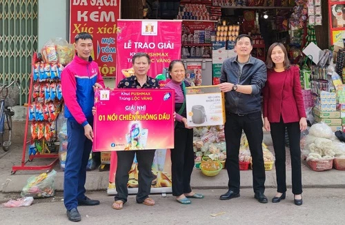 Khách hàng ở Bắc Giang nhận được giải nồi chiên không dầu