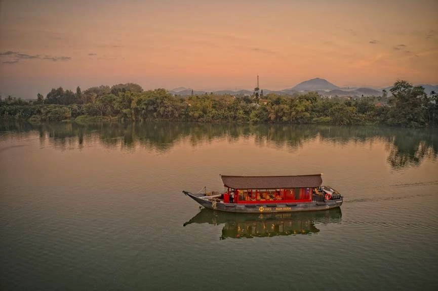 Du khách sẽ ngắm nhìn 2 bờ sông Hương vào những khoảnh khắc đẹp nhất trong ngày trên thuyền Nam Xuân.