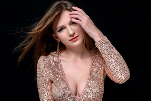 Vẻ 'nóng bỏng' của 2 người đẹp Ukraine đang gây sốt showbiz Việt