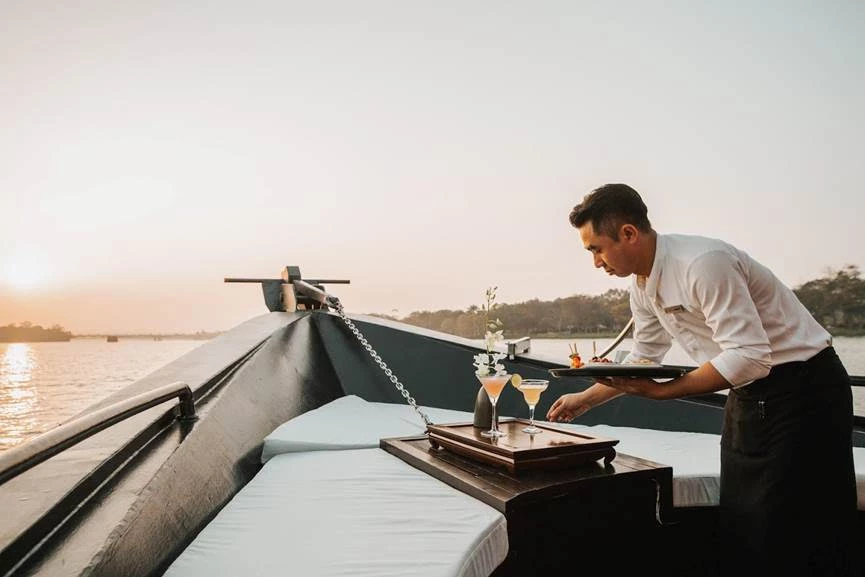 Thưởng thức trà chiều nơi mũi thuyền là một trải nghiệm độc đáo trong khung cảnh thơ mộng trên dòng sông Hương.