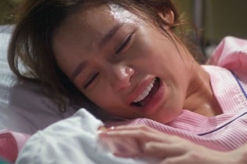 Bạn trai cùng mẹ đến tận nhà ném 1 phong bì dày cộm "đòi cháu", mở ra tôi chết điếng vì thứ trong đó