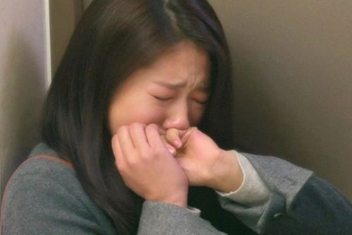 Thấy chồng lén cầm 1 gói đen vào nhà vệ sinh, tôi theo dõi ai ngờ phát hiện ra sự thật 'động trời'