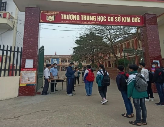Công tác kiểm tra thân nhiệt cho học sinh của trường THCS Kim Đức.