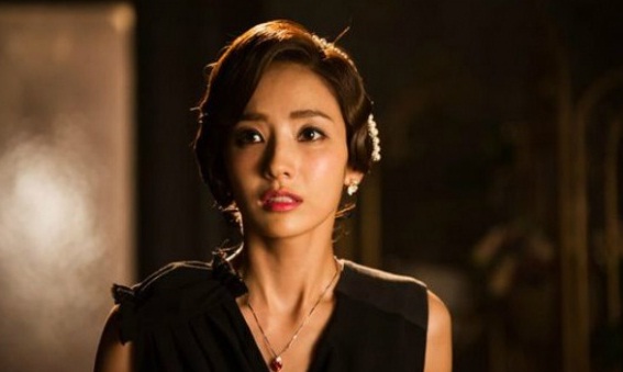 Nửa đêm dậy pha sữa cho con, tôi lặng người khi thấy chồng bị chị dâu nhờ giữ bí mật "động trời"