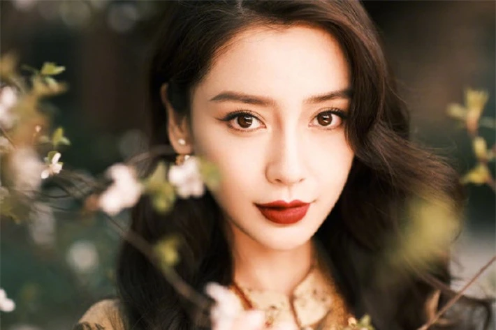 Nhan sắc thật của Angelababy lộ diện qua hình chưa chỉnh sửa, liệu có khác xa so với ảnh studio? - Ảnh 1.