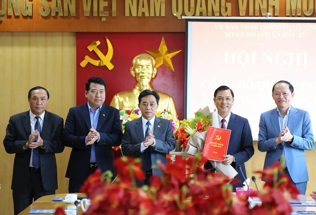 Lãnh đạo tỉnh tăng hoa chúc mừng tân Giám đốc Sở Kế hoạch và Đầu tư Trần Việt Hà 