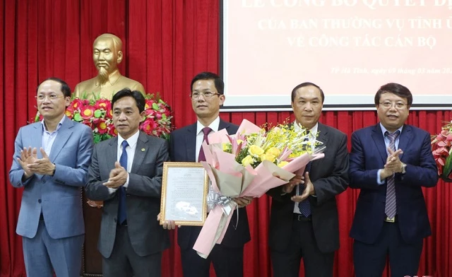 Lãnh đạo tỉnh tặng hoa chúc mừng Phó Bí thư Thành ủy Hà Tĩnh Nguyễn Trọng Hiếu 