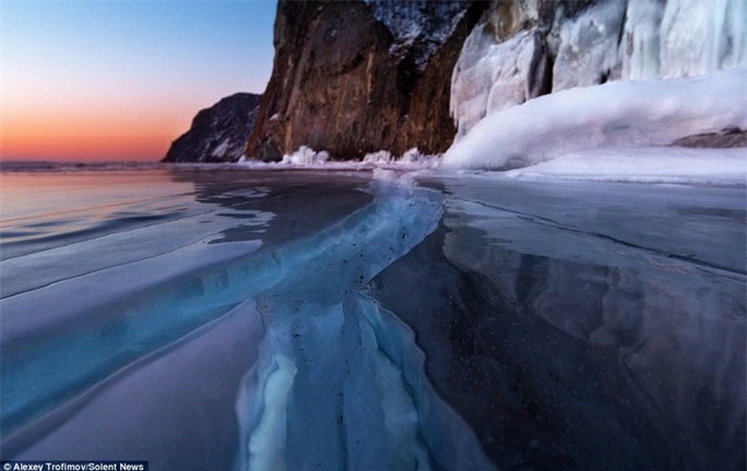 Nhiếp ảnh gia cho biết thêm các vết nứt xuất hiện dày đặc trên hồ Baikal ở Siberia, một vài đường chạy dài từ bên này sang bên kia bờ hồ.