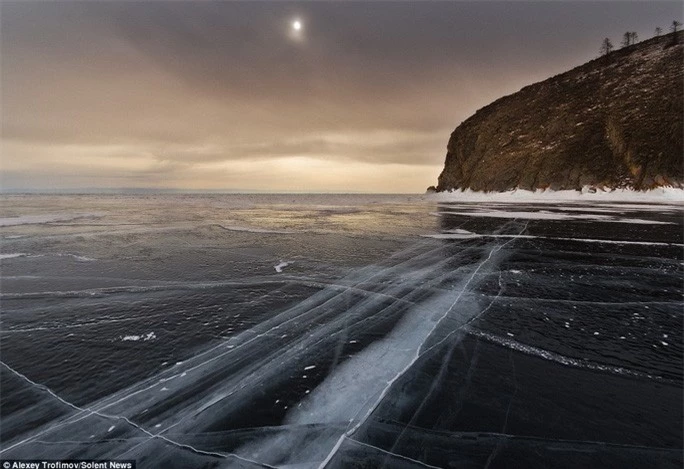 Nhiếp ảnh gia 44 tuổi cho biết lớp băng trên hồ trong tới mức ông có thể thấy làn nước màu xanh đậm bên dưới