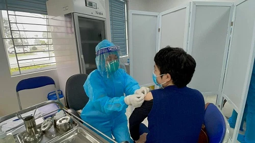Cán bộ y tế tại BV Bệnh nhiệt đới Trung ương được ưu tiên tiêm vaccine COVID-19. Ảnh: VGP