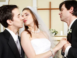 Chồng nhường vợ cho người tình chỉ sau một cú điện thoại