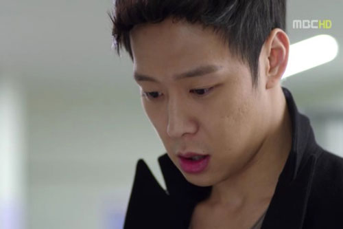 Vừa được thăng chức, chồng điếng người nhìn thấy bức ảnh của vợ rơi ra từ trong ví của sếp