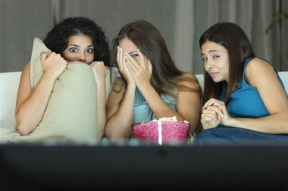 Vì sao nhiều người sợ ma nhưng lại rất thích xem phim kinh dị?