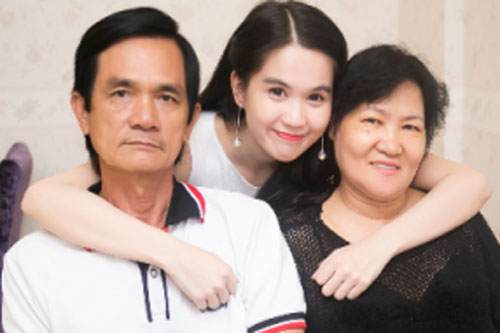 Chỉ một chi tiết nhỏ, Ngọc Trinh đã thể hiện mối quan hệ thân thiết với mẹ kế