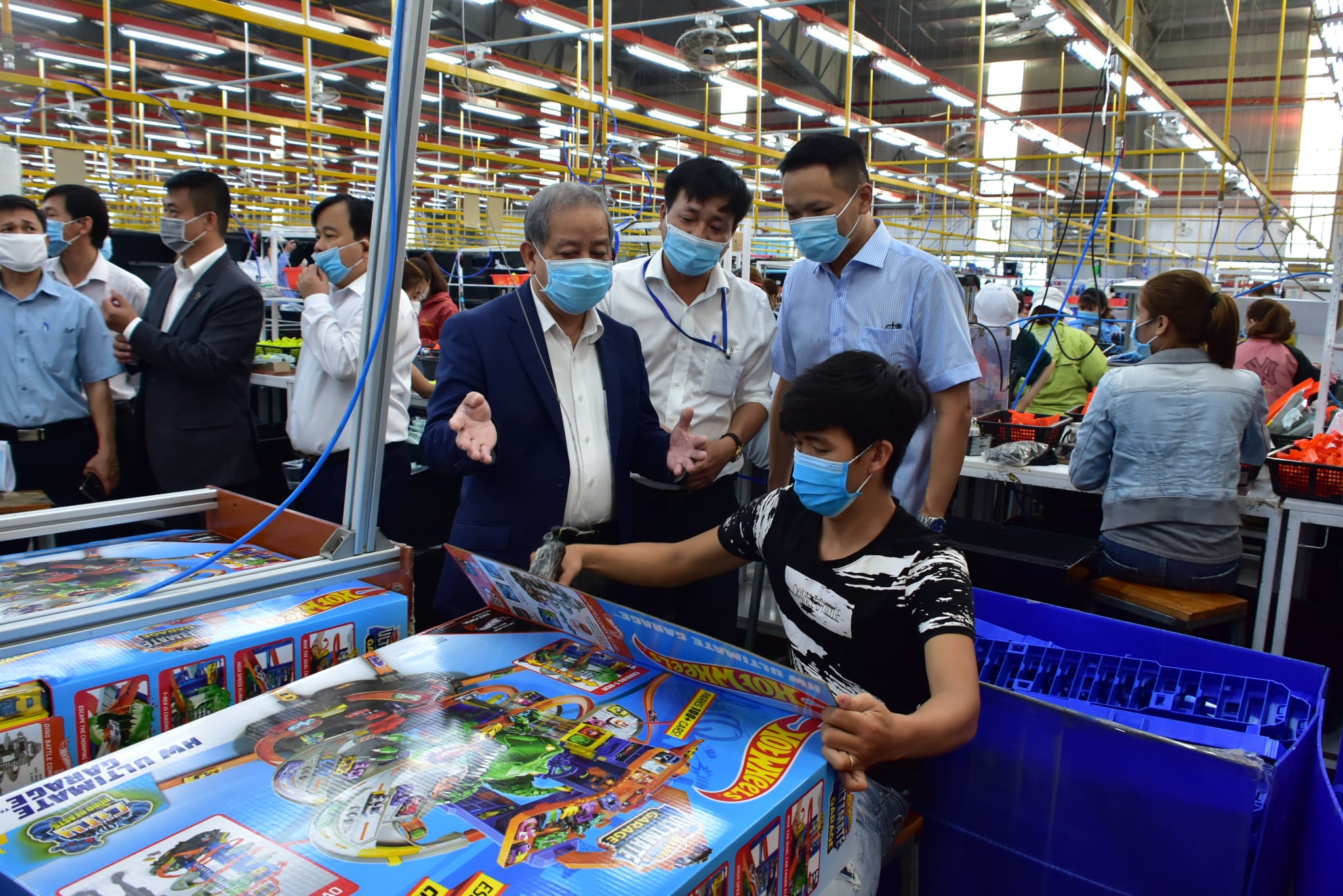 Chủ tịch UBND tỉnh Thừa Thiên Huế Phan Ngọc Thọ kiểm tra tình hình sản xuất tại nhà máy chế xuất Bilion MAX Việt Nam.