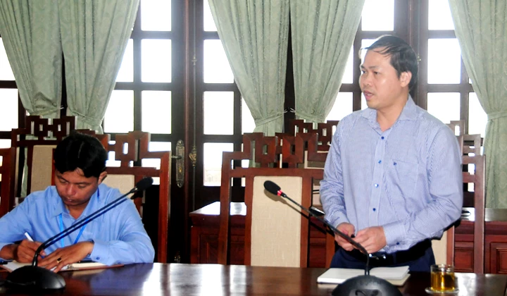 Ông Dương Văn Quý, Phó  Giám đốc Công ty Cổ phần Thủy điện Rào Trăng 3 báo cáo tại buổi làm việc.