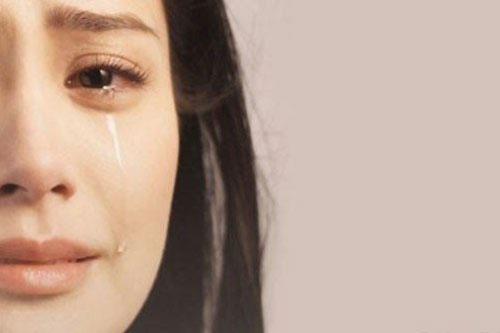 Gần sinh đi sắm đồ cho con thấy chồng đưa bồ đi chợ chỉ gửi 1 tin nhắn khiến anh 'chết đứng' tại chỗ