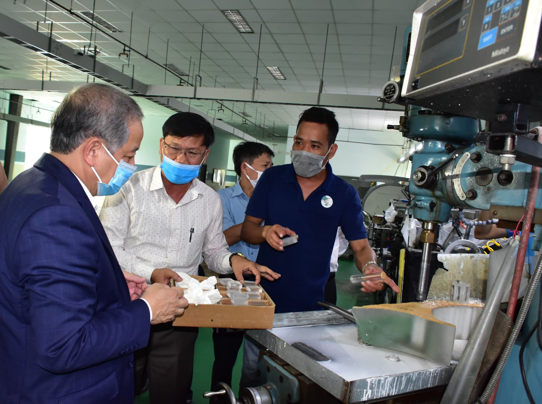 Ông Phan Ngọc Thọ kiểm tra tình hình sản xuất tại nhà máy trung hòa và đồng nhất sản phẩm cát silica ít sắt chất lượng cao tại Khu Kinh tế Chân Mây – Lăng Cô.