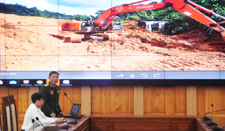 Trung tá Phan Thắng, Phó Chỉ huy trưởng, Tham mưu trưởng Bộ Chỉ huy Quân sự tỉnh Thừa Thiên Huế đề xuất phương án tìm kiếm các nạn nhân.