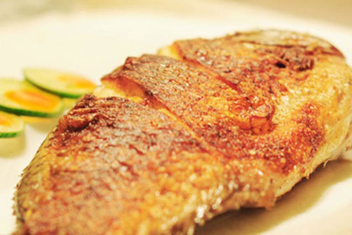 5 bí quyết giúp chị em nội trợ rán cá giòn tan không vỡ nát ai cũng mê