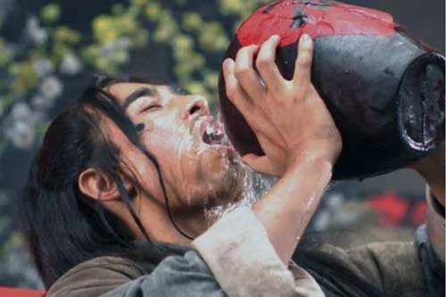 Tìm thấy hũ rượu quý trong lăng mộ nghìn tuổi, nhà khảo cổ mạnh dạn nhấp môi nếm thử: Hương vị có thể diễn tả trong 2 từ!