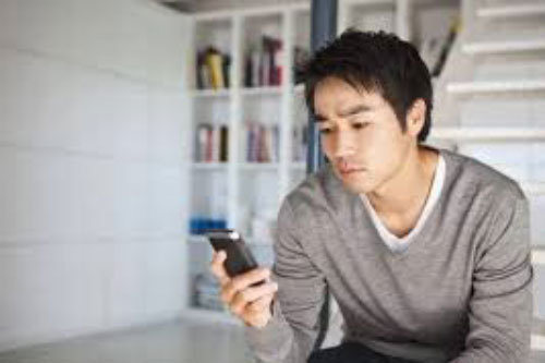 Tình cờ xem lịch sử duyệt web của bạn gái mà tôi suýt ngất