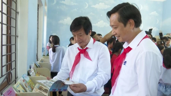 Ông Nguyễn Mạnh Sơn, Ủy viên Ban Thường vụ Tỉnh ủy, Bí thư Thành ủy Việt Trì (bên trái) cùng ông Trần Anh Xuân, Bí thư đảng ủy, Chủ tịch UBND xã Hy Cương.