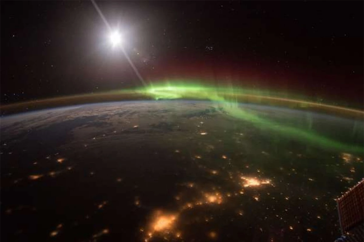 Vũ điệu cực quang: Phi hành gia Scott Kelly đã đăng tải trên Twitter bức ảnh cực quang ấn tượng được chụp từ Trạm Vũ trụ Quốc tế. Bức ảnh đã cho thấy góc nhìn độc đáo ở khoảng cách 400 km so với Trái Đất về một trong những hiện tượng tự nhiên đẹp nhất hành tinh của chúng ta.